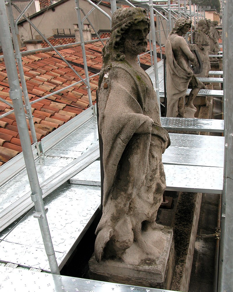 Statue della facciata di Palazzo Rocca Saporiti, Milano